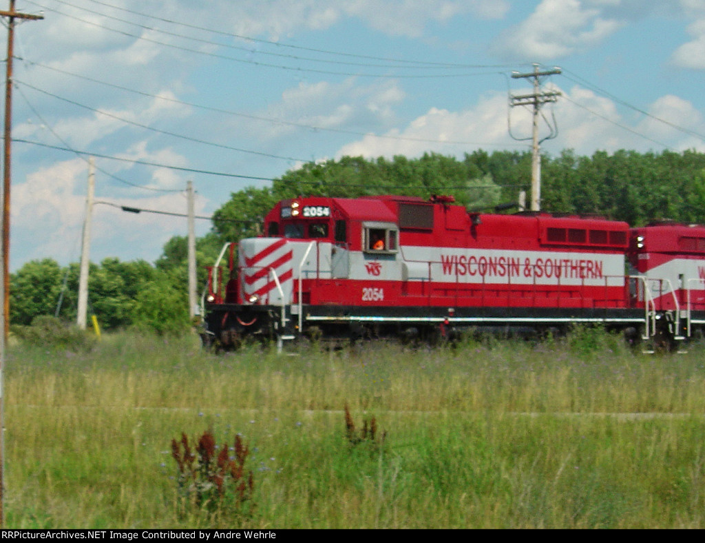 WSOR 2054 leads a 2-skunk, 5-car Thursday local on the Reedsburg Sub